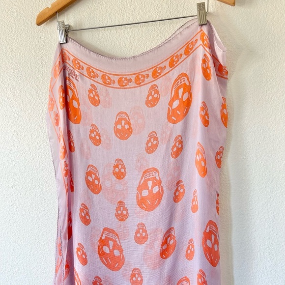 Alexander McQueen All-Over Printed Skulls Silk Foulard - Picture 4 of 6